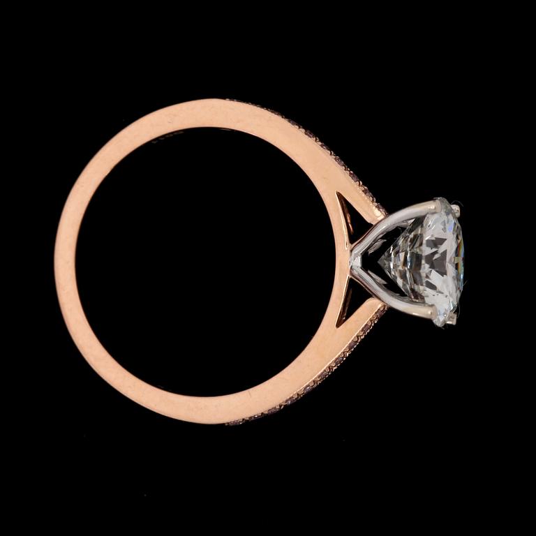 A brilliant cut diamond ring, 2.02 cts set with pink brilliant cut diamonds, tot. app. 0.16 cts.
