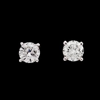 921. A pair of brilliant cut diamond earstuds, tot. 1.38 cts.