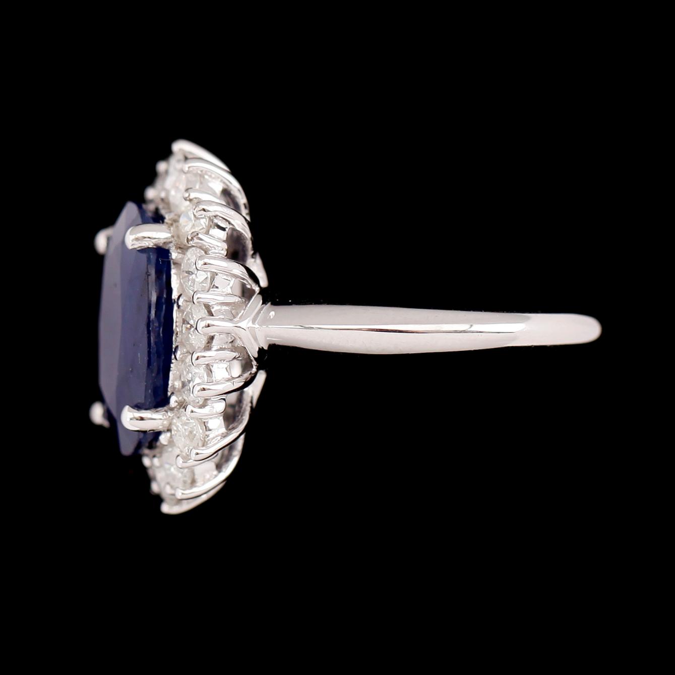 RING, 10 k vitguld, safir ca 6.00 ct, briljantslipade diamanter tot ca 1.07 ct.