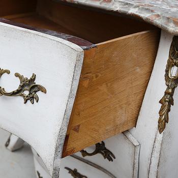 BYRÅ, rokokostil, 1900-talets andra hälft.