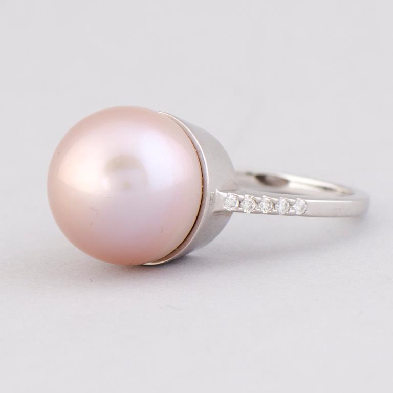 A RING, cultured pearl, diamonds, 18K white gold, import marks A. Tillander, Helsinki Finland.