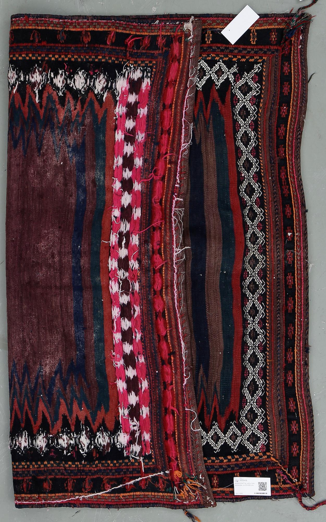SOFREH, semiantik/old, persisk, ca 131x128 cm.