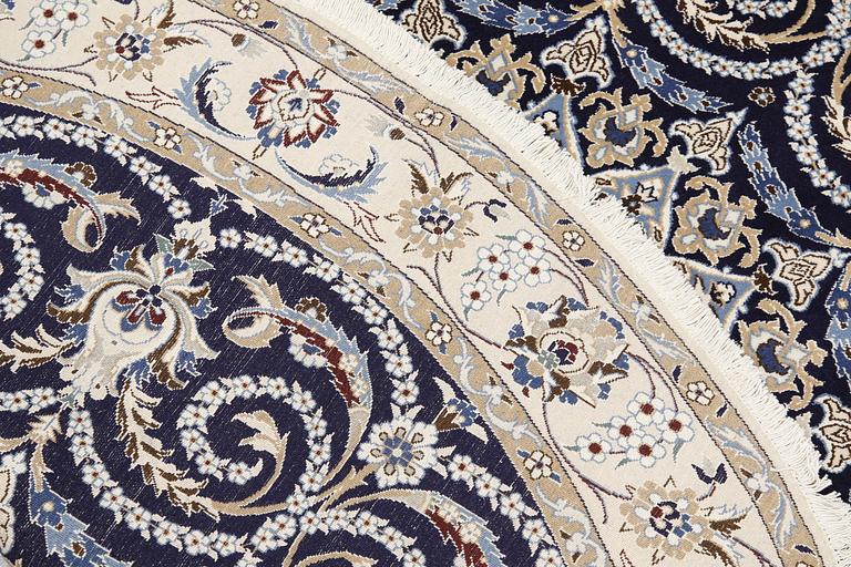 A rug, Nain Nain Part Silk, S.K 9 LAA, Diameter 200 cm.
