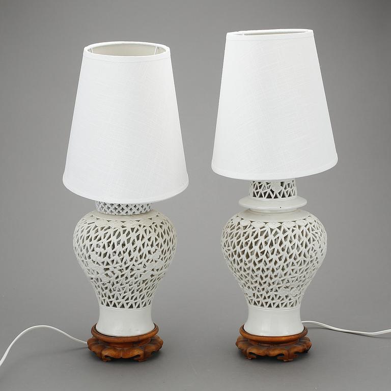 BORDSLAMPOR, ett par, porslin, 1900-tal, Kina.