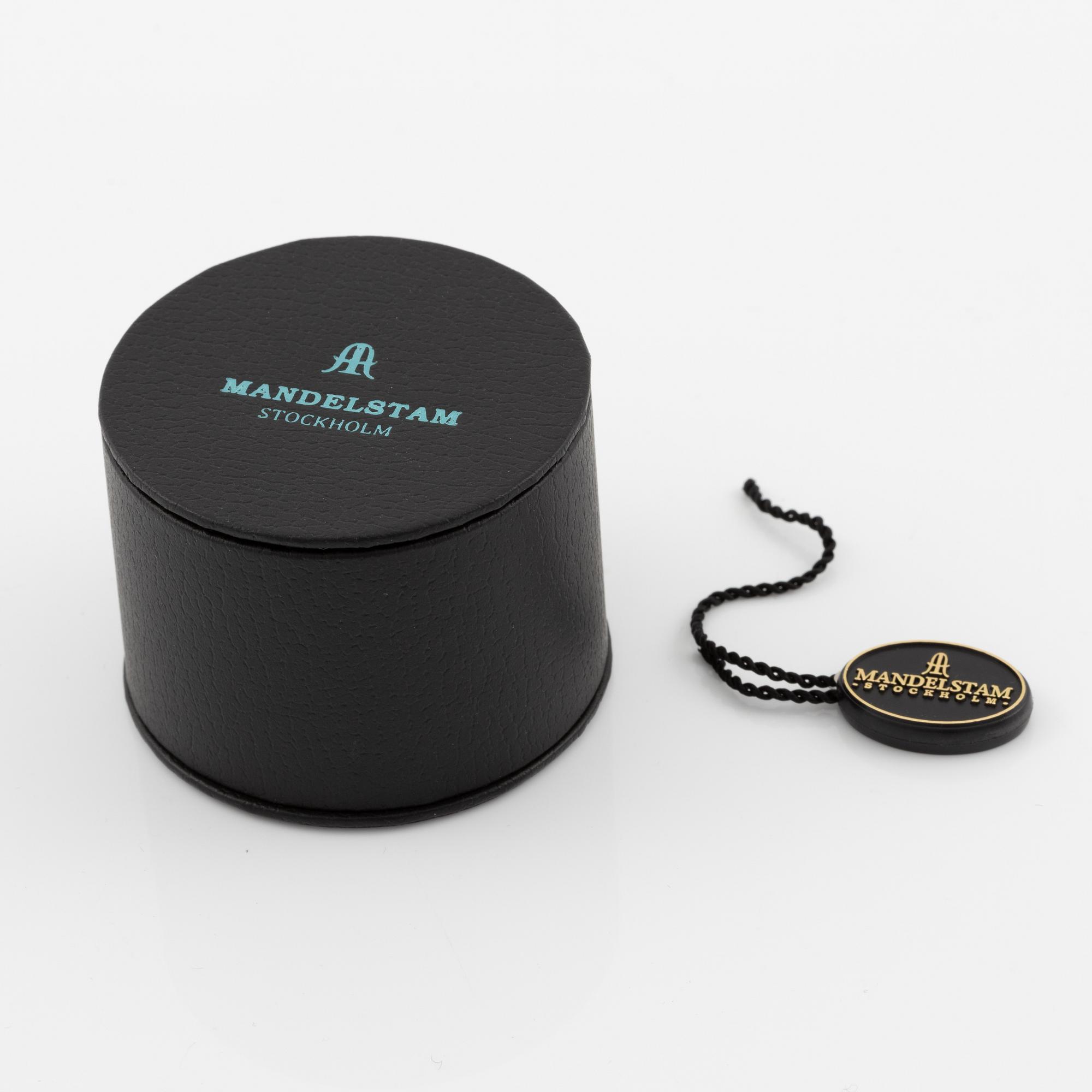 Ring, Mandelstam, 18K guld med cabochonslipad blå turmalin, apatiter och briljantslipade diamanter.