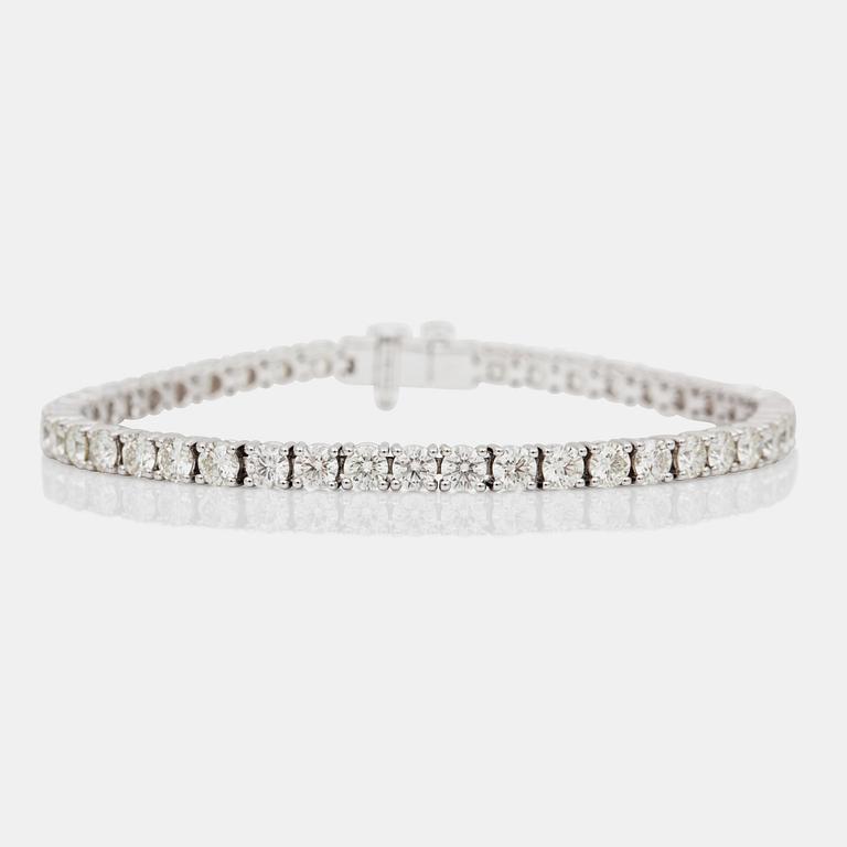 A brilliant-cut diamond bracelet, 7.98 cts in total.