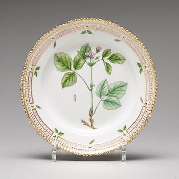 A set of 7 Royal Copenhagen "Flora Dancia" dishes, Denmark, 20th Century.