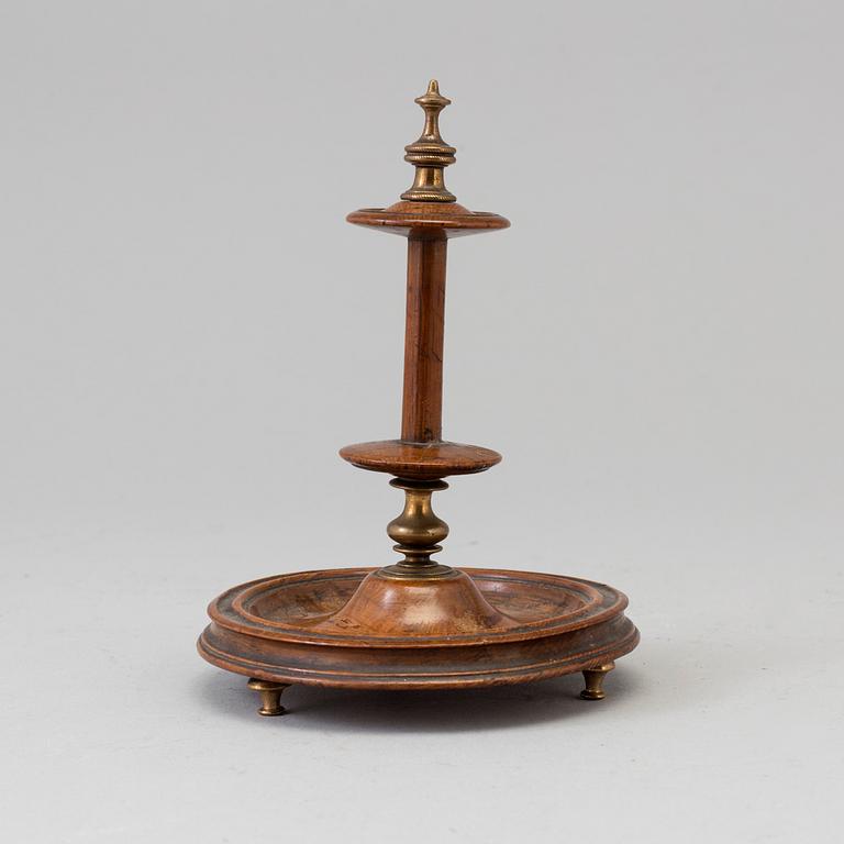 TRÅDRULLEHÅLLARE, trä och mässing, daterad 1843.