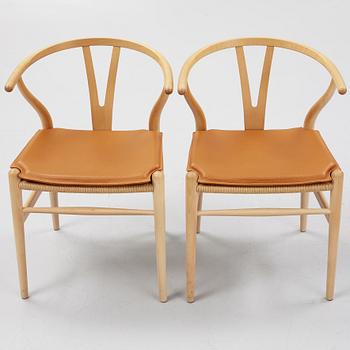 Hans J. Wegner, stolar, ett par, modell CH-24/ "Y-stolen", med dynor, Carl Hansen & Søn, Danmark, 2000-tal.