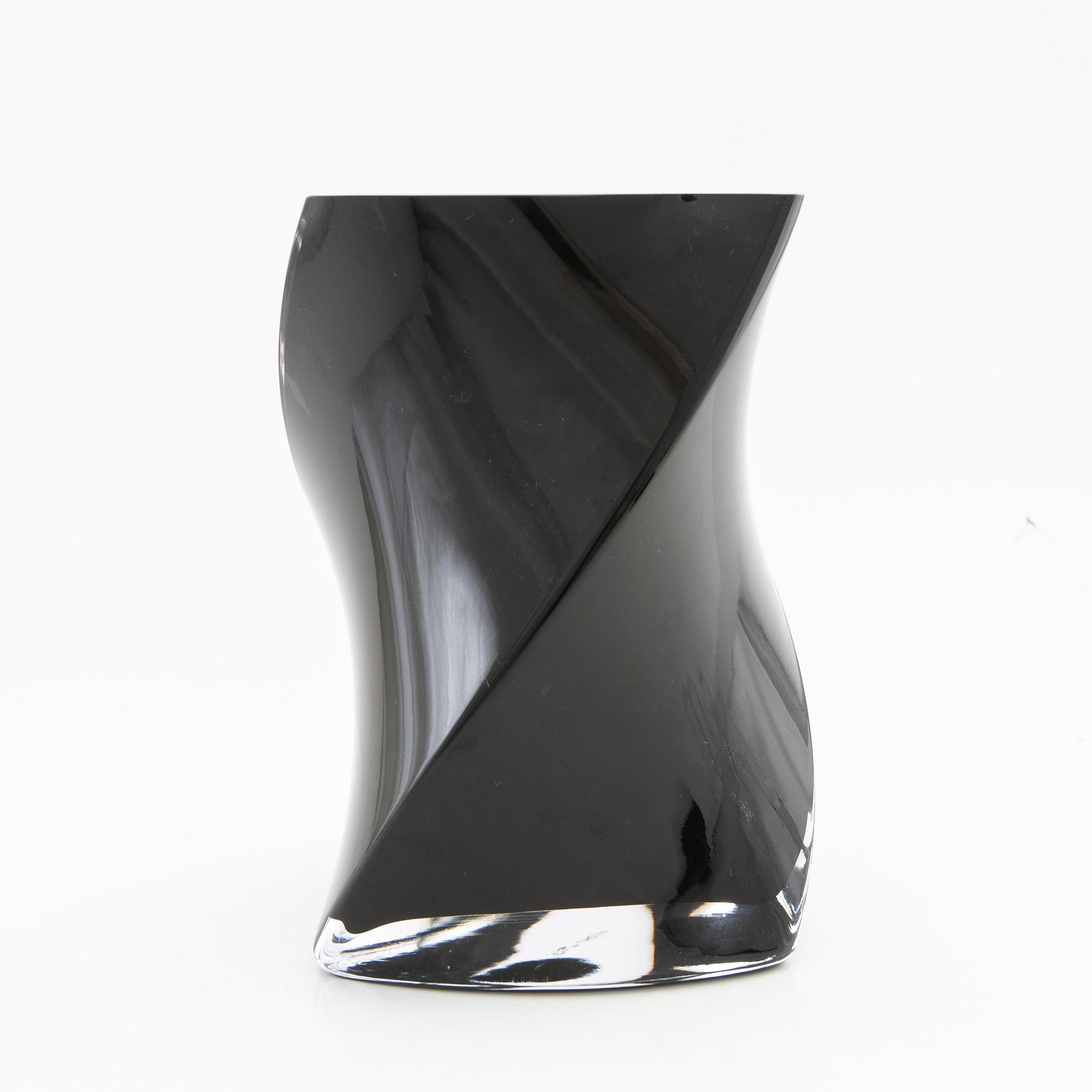 Piet Hein, vaser 2 st, "Super Vase" samt "Twister" signerade.