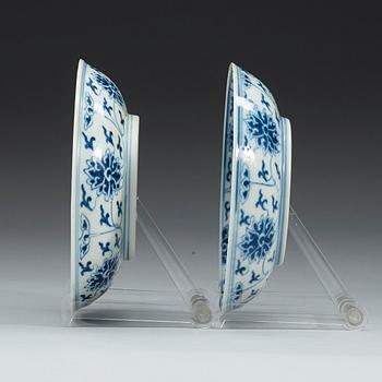 SKÅLFAT, ett par, porslin, Qing dynastin, Guangxu (1874-1908) märke och period.