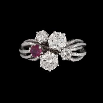 1135. A brilliant cut diamond ring tot. app. 1.50 ct with a ruby, W.A. Bolin 1976.