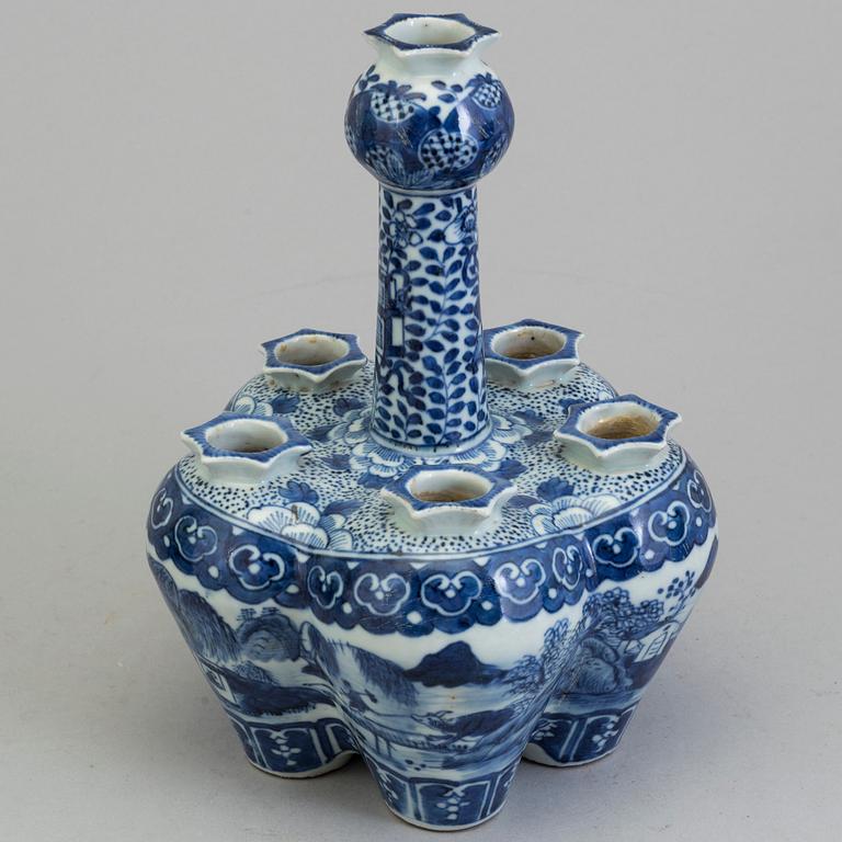 A Chinese blue and white porcelain tulip vase, Qing dynasty, Guangxu (1874-1908).