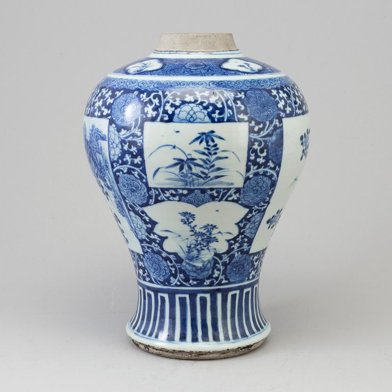 A blue and white vase, Qing dynasty, 19th Century.