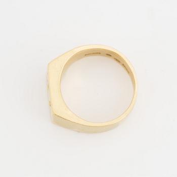An 18K gold ring.