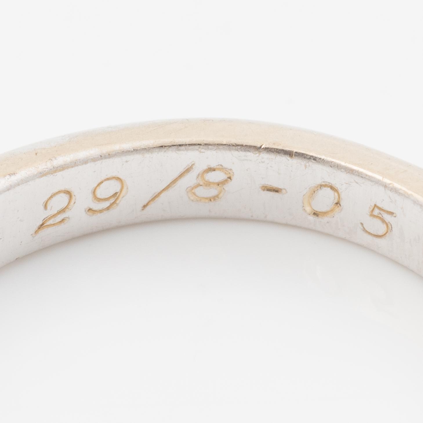 Ring in 18K white gold set with round brilliant-cut diamonds.