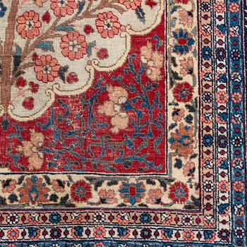 An antique Tabriz carpet, ca 333 x 223 cm.