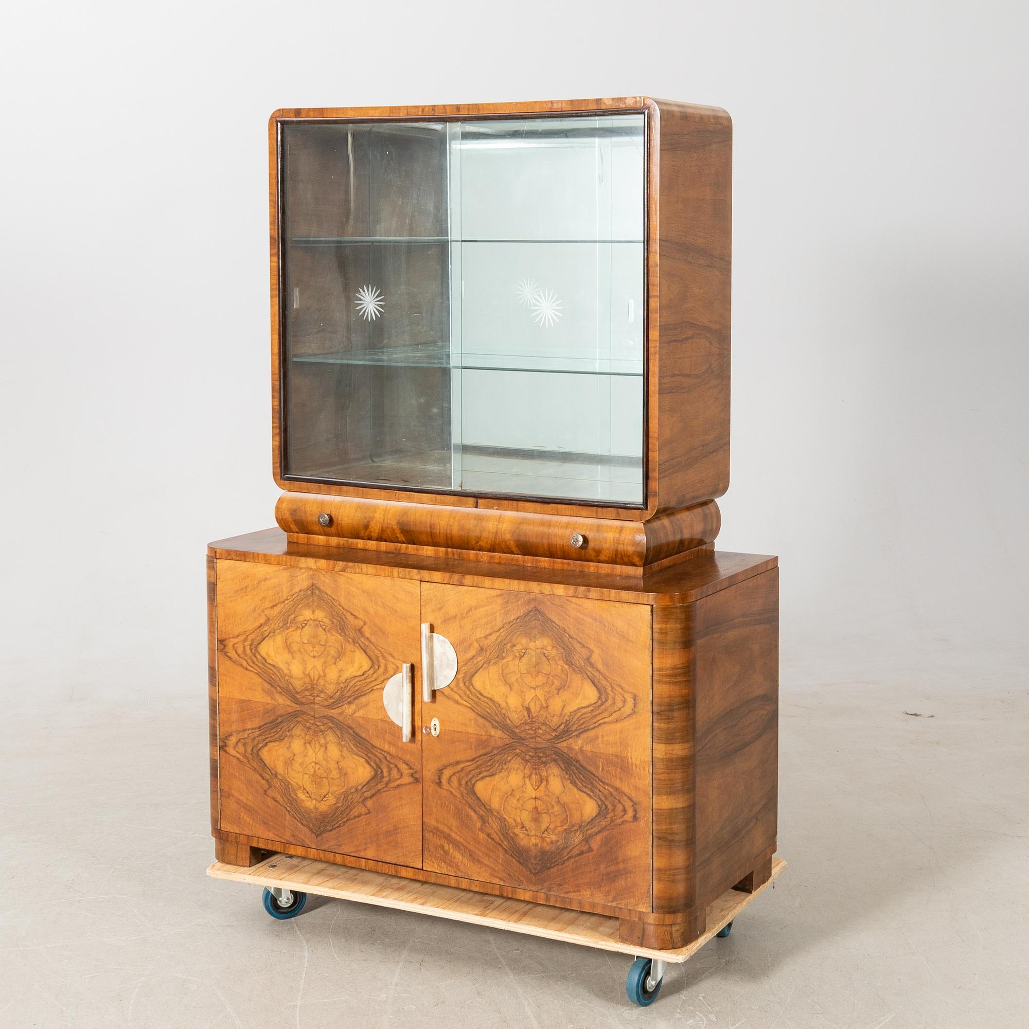 Vitrinskåp, Art Deco 1900-talets första hälft.