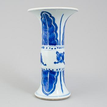 A chinese blue and white porcelain trumpet vase. Qing dynasty, Kangxi (1664-1722).