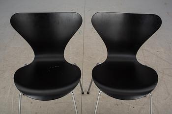 STOLAR, ett par, "Sjuan", Arne Jacobsen, Fritz Hansen, etikettmärkta 1995.