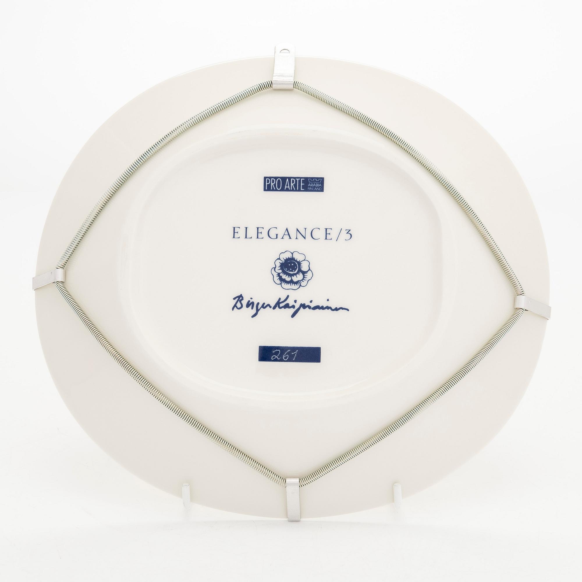 Birger Kaipiainen, a decorative porcelain dish, 'Elegance/3', numbered 261. Pro Arte, Arabia.