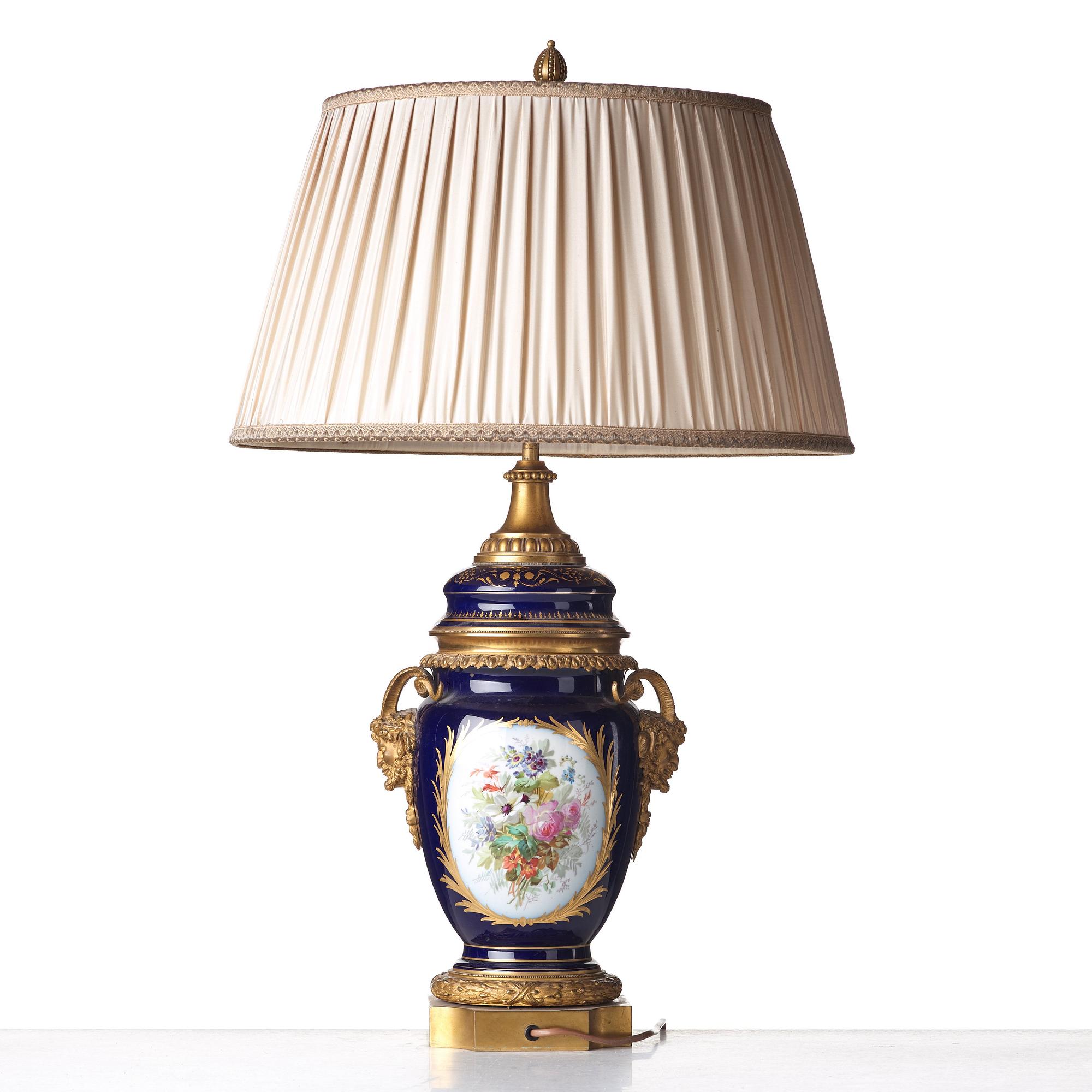 BORDSLAMPA, porslin. Frankrike, sent 1800-tal, signerad Thuilier.