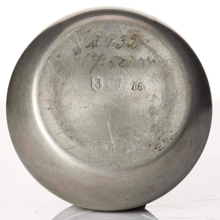 Firma Svenskt Tenn, bonbonjär med knopp av Estrid Ericson, modell "A 932", tenn, Stockholm, 1930.