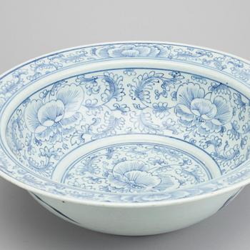 WASH BASIN, porcelain, China, 19th century.
