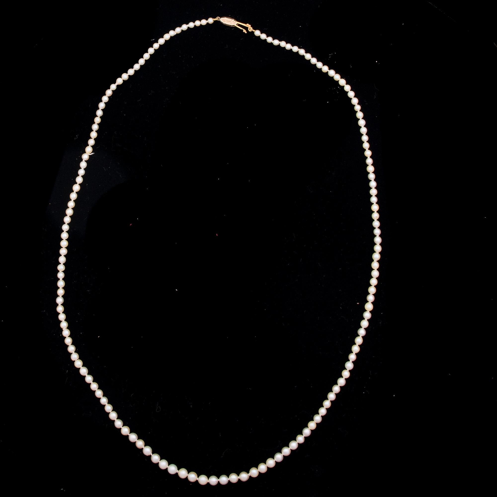 PÄRLCOLLIER, graderat, förgyllt silverlås. 1900-talets mitt.