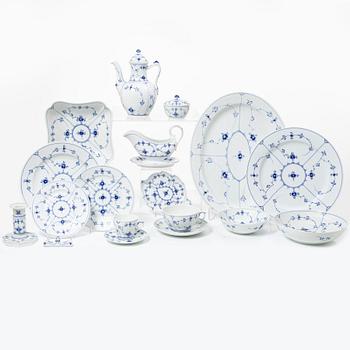Royal Copenhagen, Servis, 49 delar, porslin, "Musselmalet riflet",