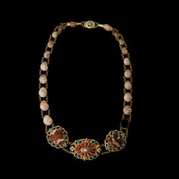 A NECKLACE, shells, turquoise, pearls and shells, 18K gold. Turn of the 18th century.