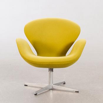 ARNE JACOBSEN, fåtölj, "Svanen", för Fritz Hansen Danmark 1975.