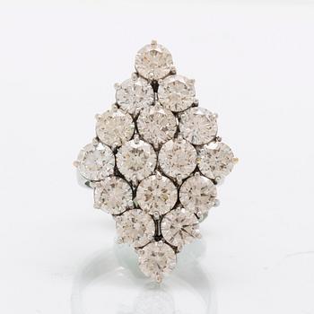 An 18K white gold and diamond ring, approx. 11.2 ct.
