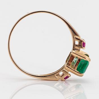 A 14K gold ring, with a step-cut emerald approximately 1.37 ct and syntetic rubies. Finnish hallmarks.