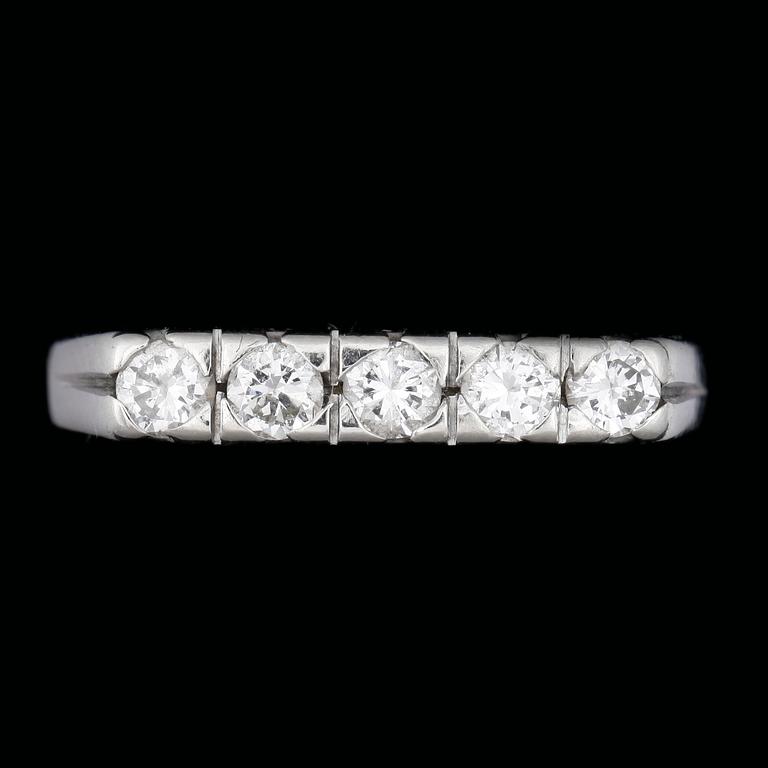 RING, 18k vitguld med briljantslipade diamanter tot ca 0,42ct enligt gravyr. Vikt 4,1g.
