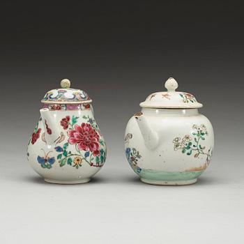 TEKANNOR, två stycken, kompaniporslin. Qing dynastin, Yongzheng (1723-35).