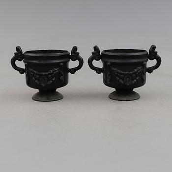 TRÄDGÅRDSURNOR, 1 par, gjutjärn, Stafsjö Bruk, 1900-talets första hälft.
