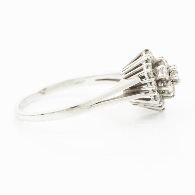 Ring, 18K white gold with brilliant-cut diamonds.