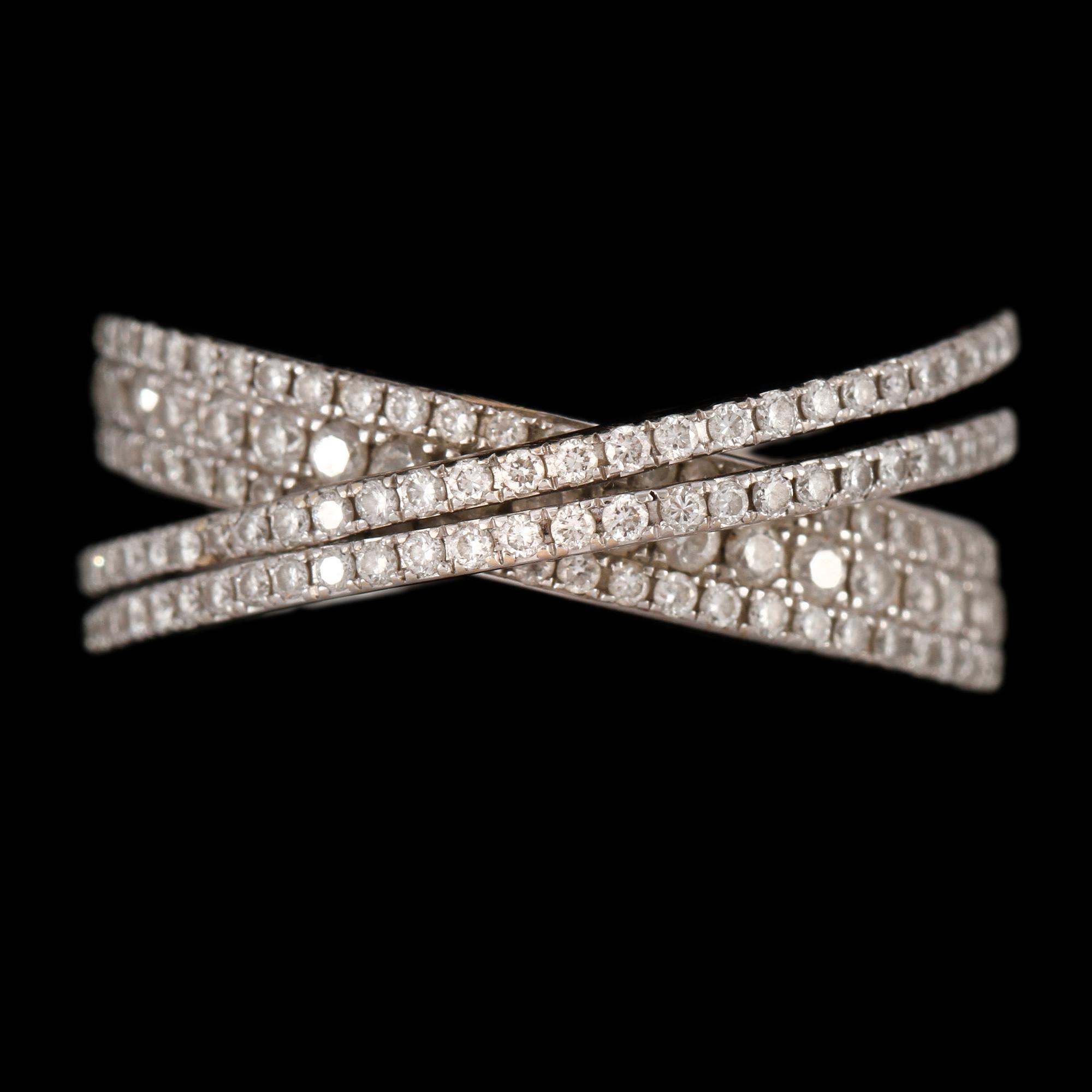 RING, 18k vitguld med små briljantslipade diamanter, totalt 1.0 ct, 2000-tal. Vikt 7 g.