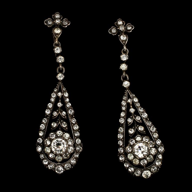 HALSBAND samt ÖRHÄNGEN, ett par, silver och fasettslipade stenar, importstmpl, omkring 1900. Vikt 35 g.