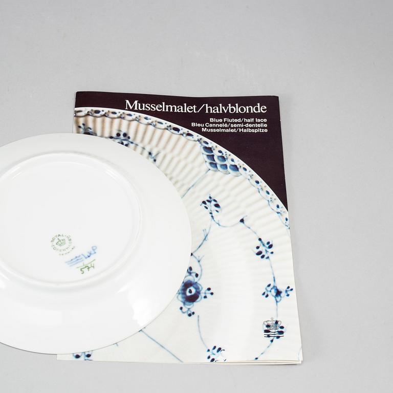 A Royal Copenhagen musselmaalet coffe service, Denmark, 20th Century. (28 pieces).