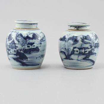 LOCKBOJANER, 2 st, porslin, Kina, 1800-tal.