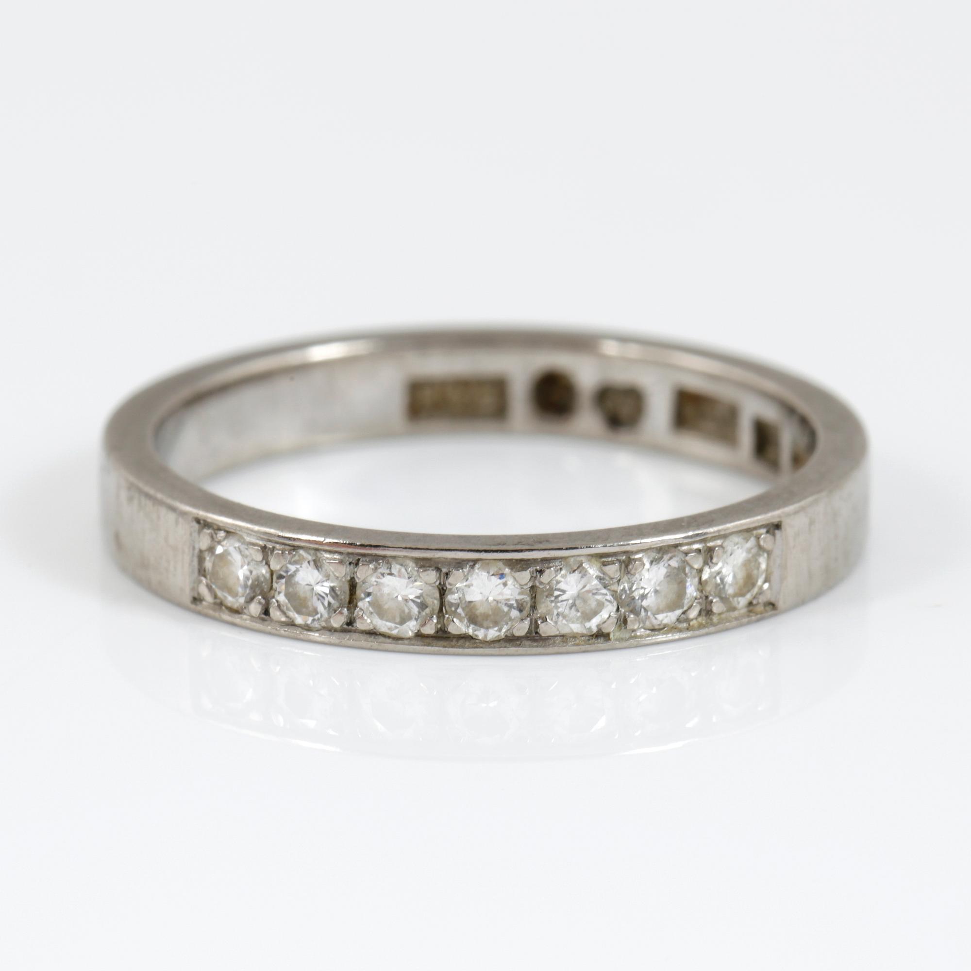 RING, med briljantslipade diamanter totalt ca 0,25 ct (enl. gravyr) 18K vitguld, Stockholm, 1968. Totalvikt ca 3 gram.