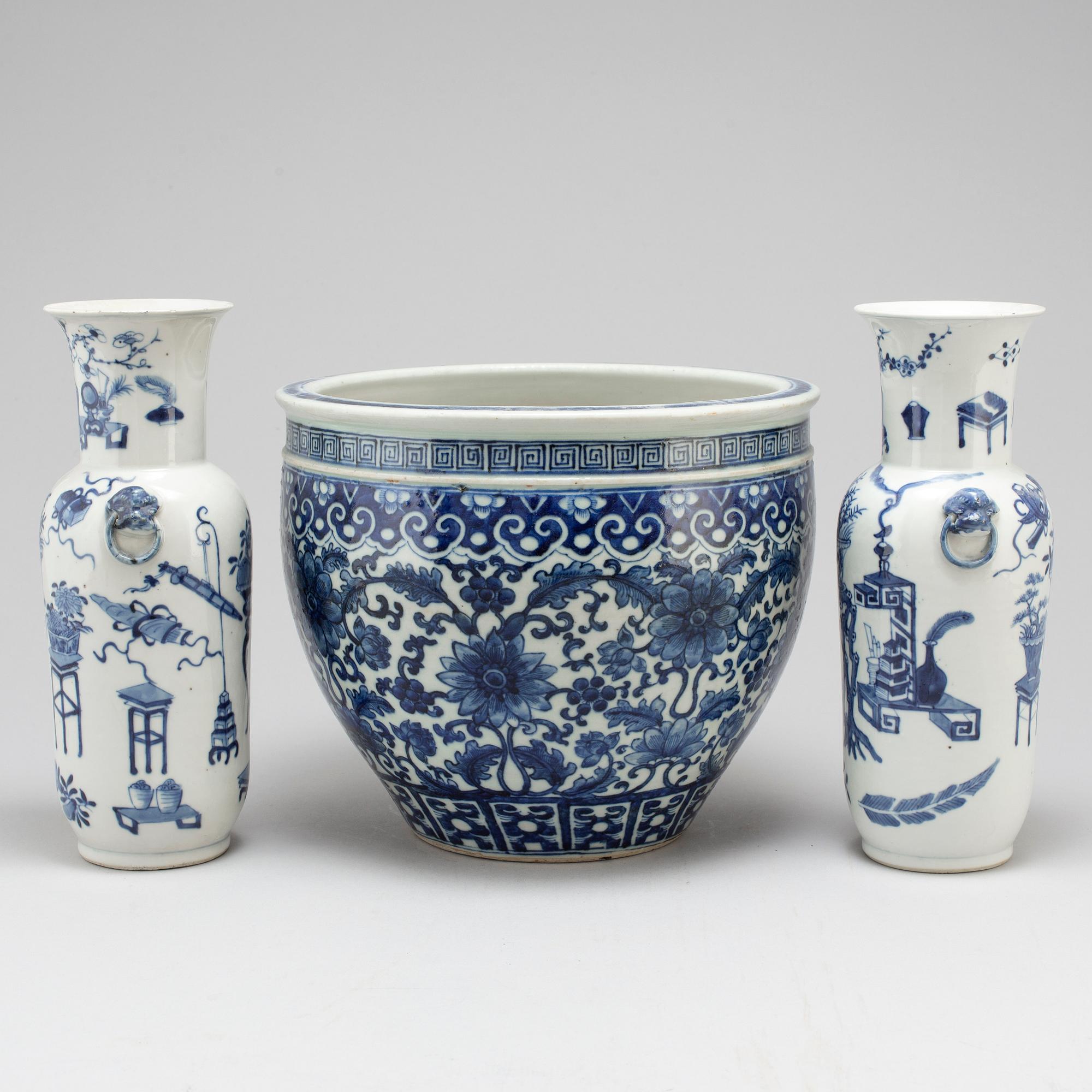 A pair of blue and white vases and pot, Qing dynasty, late 19th century.