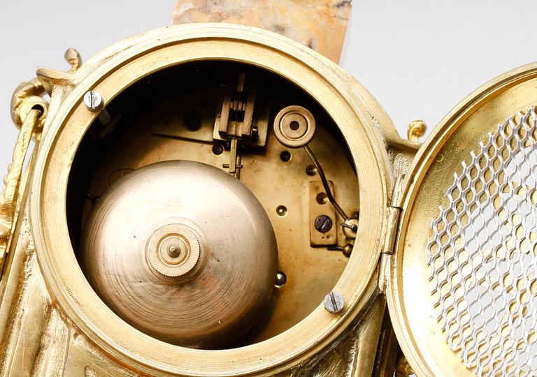 BORDSPENDYL, förgylld mässing och marmor, Frankrike, 1900-talets första hälft.