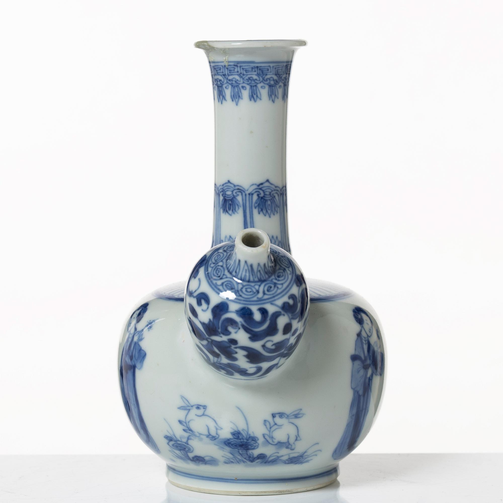 A Chinese blue and white porcelain kendi, Qing dynasty.