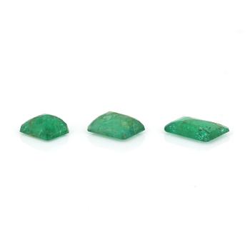 SMARAGDER, 3 st, smaragdslipade, total vikt ca 3,75 ct.