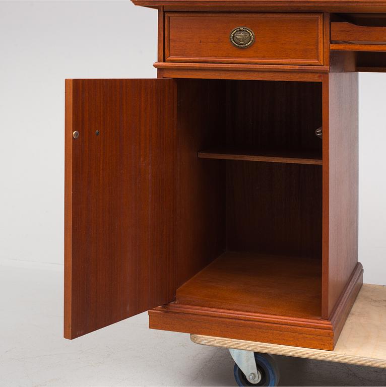 SKRIVBORD samt STOL, engelsk stil, 1970/80-tal.