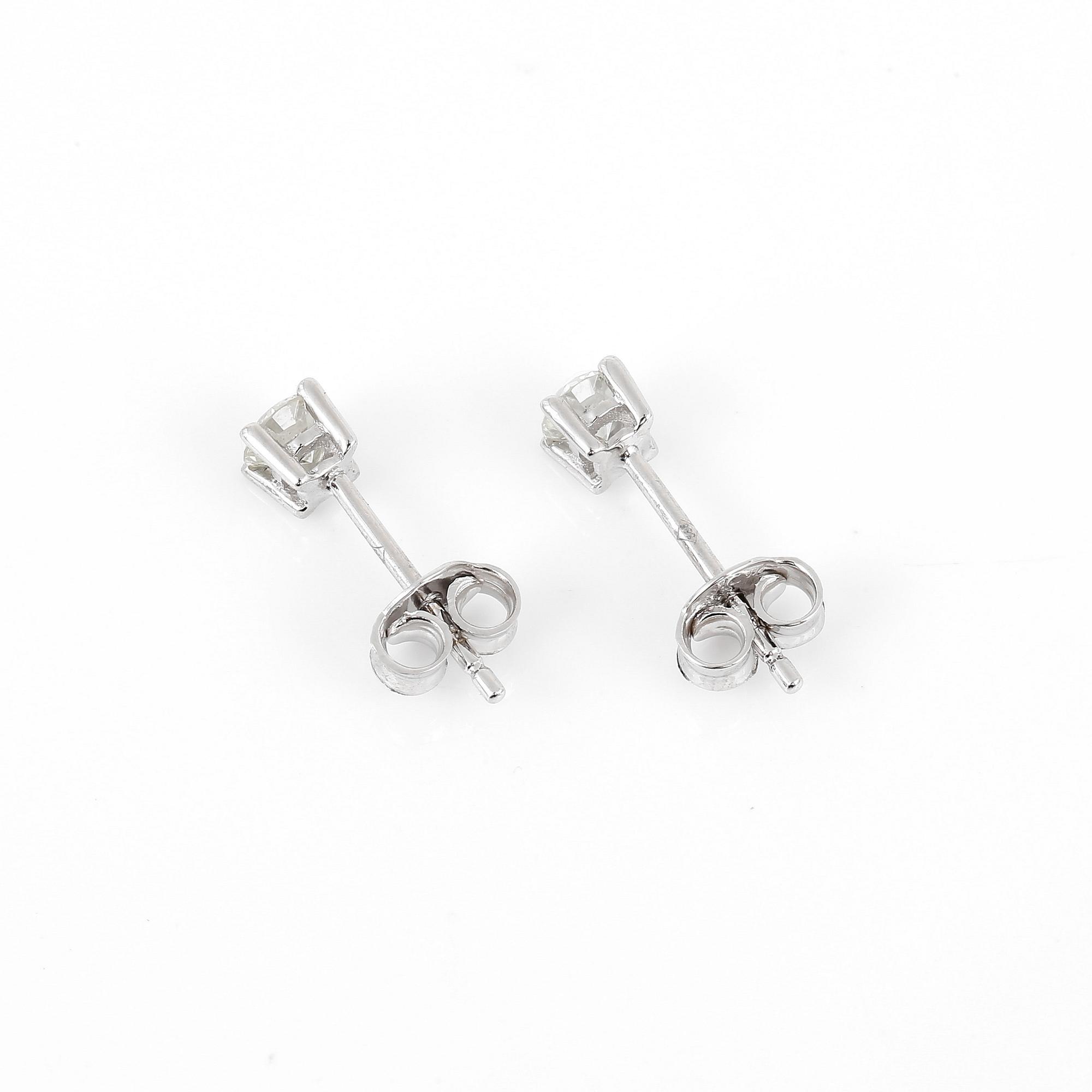 ÖRHÄNGEN, ett par, med briljantslipade diamanter, totalt ca 0,42 ct.