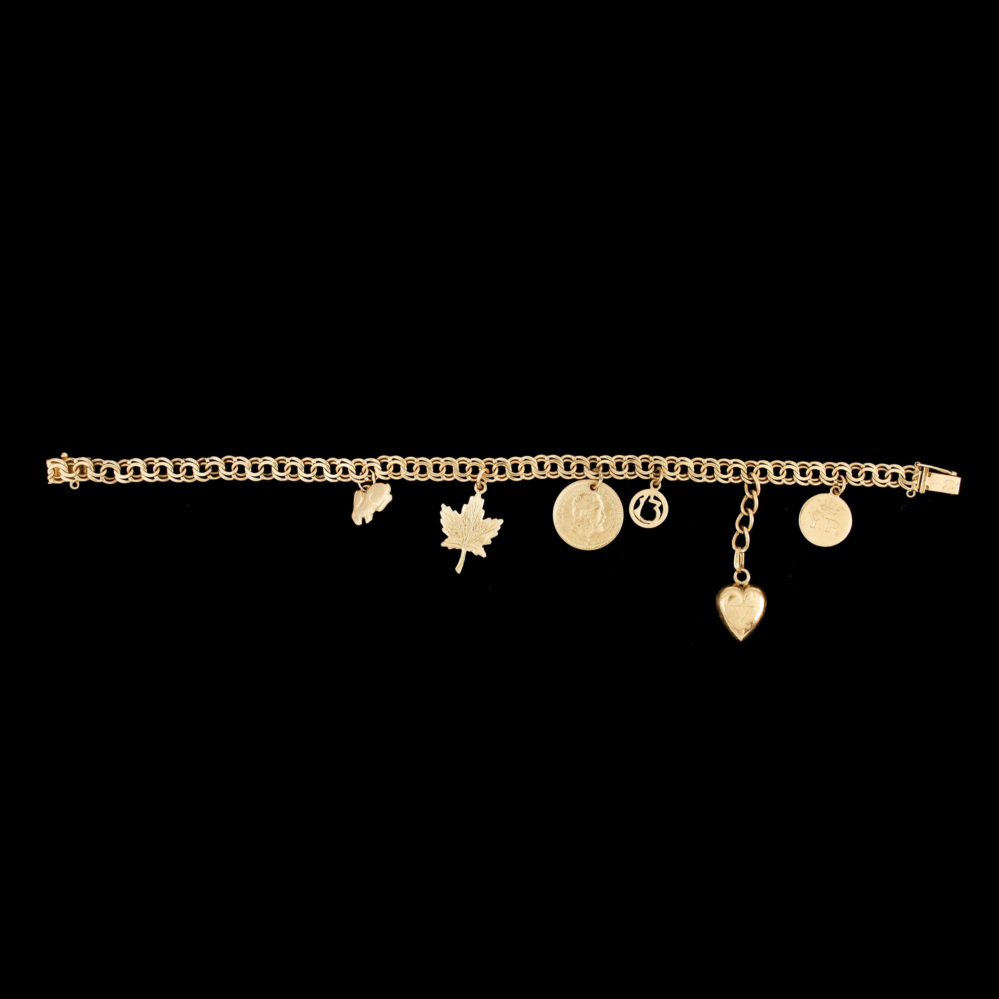 A charm bracelet, weight 17,5 g.